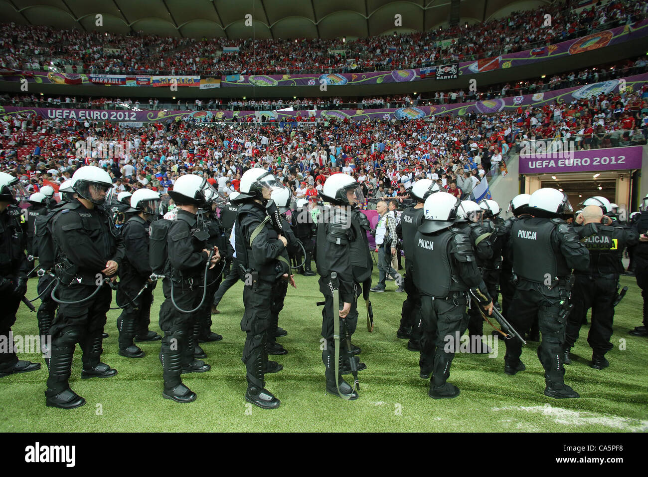 BEWAFFNETEN Aufstand Polizei Polen V Russland Nationalstadion Warschau Polen 12. Juni 2012 Stockfoto