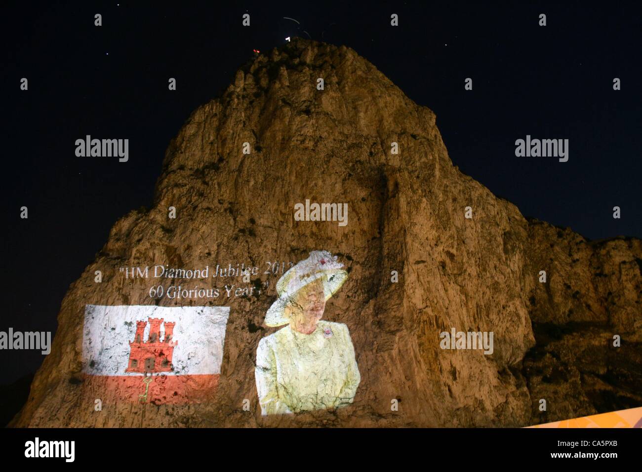 Des Bilds von Königin Elizabeth ll hat auf die Nordfront des berühmten Felsen von Gibraltar projiziert.  Der Union Jack und die Gibraltar-Flagge wurden auch auf den Felsen selbst projiziert.  Es deckt sich mit der Jubiläumsfeier für die Königin große Mengen von einheimischen versammelt, um den Moment zu erleben Stockfoto