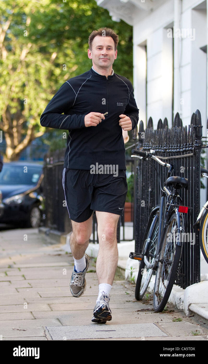 Jeremy Hunt, Staatssekretär für Kultur, Olympische Spiele, Medien und Sport, die Rückkehr in seine Heimat nach am frühen Morgen laufen, Pimlico, London, UK Stockfoto