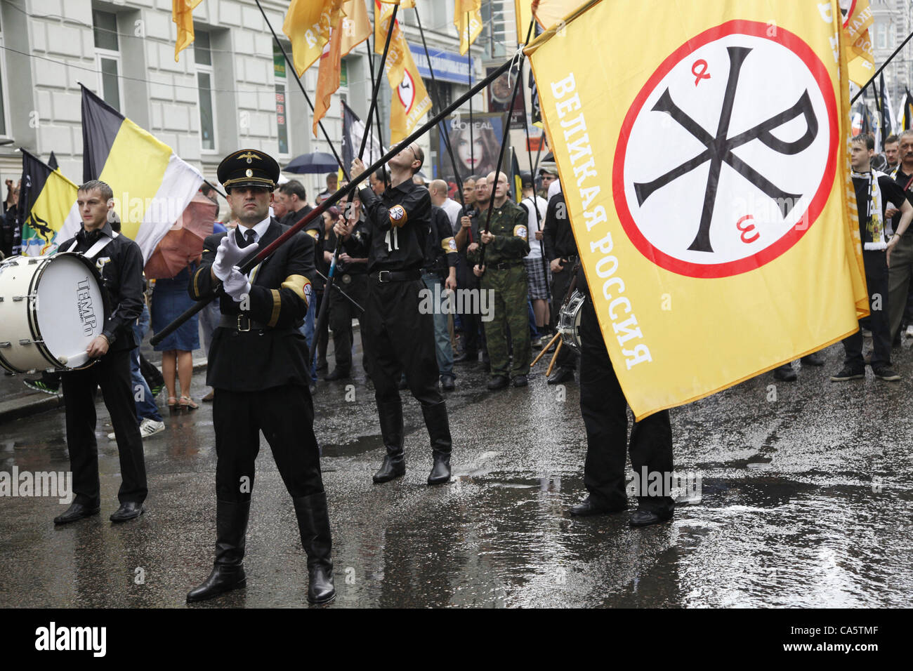 12. Juni 2012 - Moskau, Russland - Juni 12,2012.Russian Opposition eine Messe abgehalten hat gegen die Regierung Rallye in der Hauptstadt des Landes von Moskau. Im Bild: Nationalisten aus "Großen Russland" ultra-nationalistische Partei an der Rallye teilnehmen. (Kredit-Bild: © PhotoXpress/ZUMAPRESS.com) Stockfoto