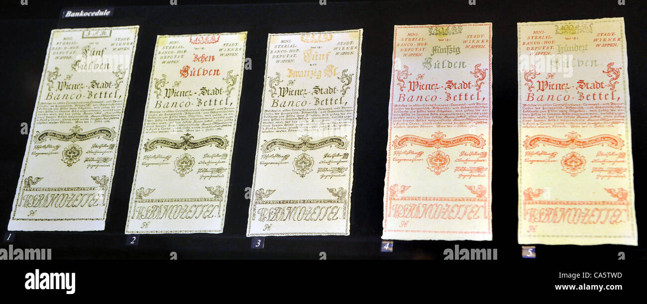 Erste Banknoten aus dem Gebiet der heutigen Tschechischen Republik aus dem Jahr 1762 im Nennwert von 5, 10, 25, 20 und 100 Kronen (im Bild 4. Juni 2012) lagern in der Tschechischen Nationalbank in Prag, Tschechien. (CTK Foto/römische Vondrous) Stockfoto