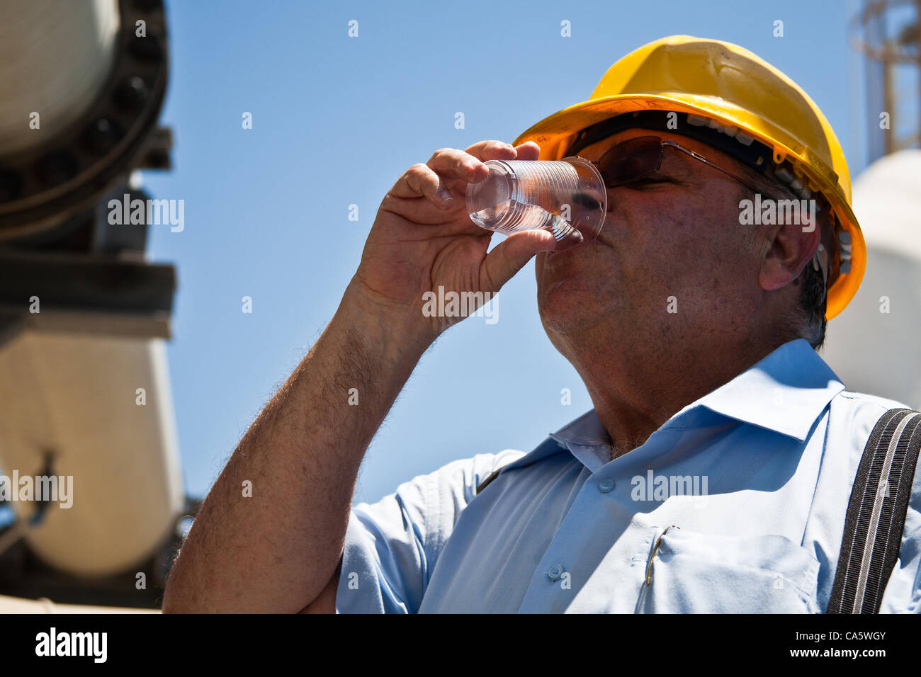 Abraham Tene, Vorsitzender des Wasser Entsalzung Verwaltung und Entsalzung Bereichsleiter bei der Wasserbehörde Israel trinkt entsalztes Meerwasser in Ashkelon Entsalzungsanlage produziert. Ashkelon, Israel. 13. Juni 2012. Stockfoto