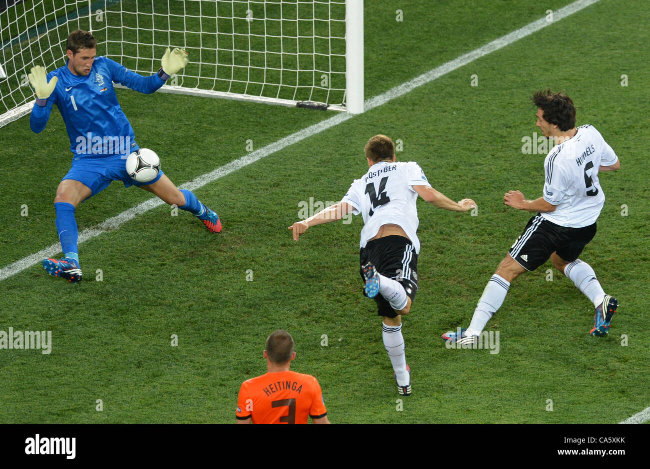 13.06.2012. Charkiw, Ukraine. Deutschlands Holger Badstuber versucht einen Header gegen die Niederlande Torwart Maarten Stekelenburg die während der UEFA EURO 2012-Gruppe B-Fußballspiel der Niederlande Vs Deutschland Metalist Stadium in Charkiw, Ukraine, 13. Juni 2012 gerettet wurde. Stockfoto