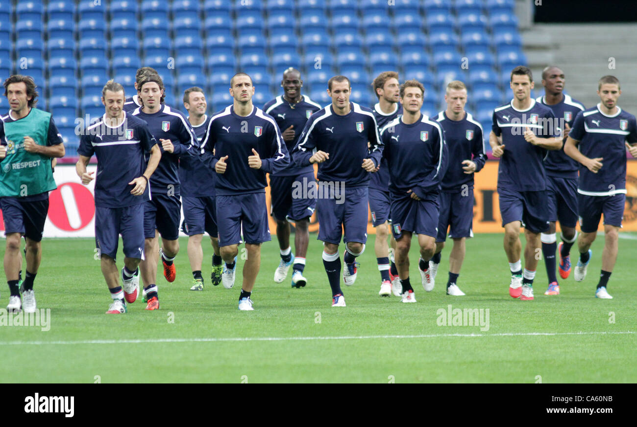 13.06.2012, POZNAN Polen.  EURO 2012, FUßBALL EUROPAMEISTERSCHAFT, ITALIEN NATIONAL TEAM TRAINING SESSION ANDREA PIRLO, CLAUDIO MARCHISIO, ALESSANDRO DIAMANTI, MARIO BALOTELLI (ITA) Stockfoto