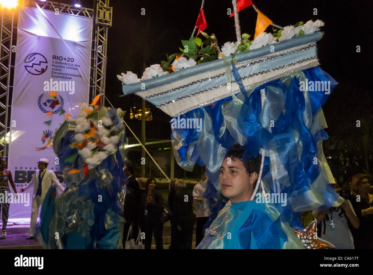 Für die Diplomaten Tänzer als Teil der Abendunterhaltung vor einem Rio + 20 Banner von der Sambaschule Portela. UN-Konferenz über nachhaltige Entwicklung (Rio + 20), Rio De Janeiro, Brasilien, 13. Juni 2012. Foto © Sue Cunningham. Stockfoto