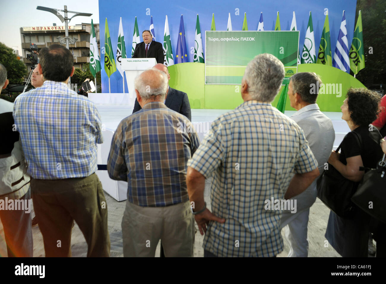13. Juni 2012. Korydallo, Griechenland 2012. Führer der griechischen Sozialisten (PASOK) Evangelos Venizelos Adressen pro Treffen in Korydallo, Piräus. Er sagte einmal, dass Griechenland Einheit zur Förderung der Stabilität nach den Wahlen am 17. Juni. Stockfoto
