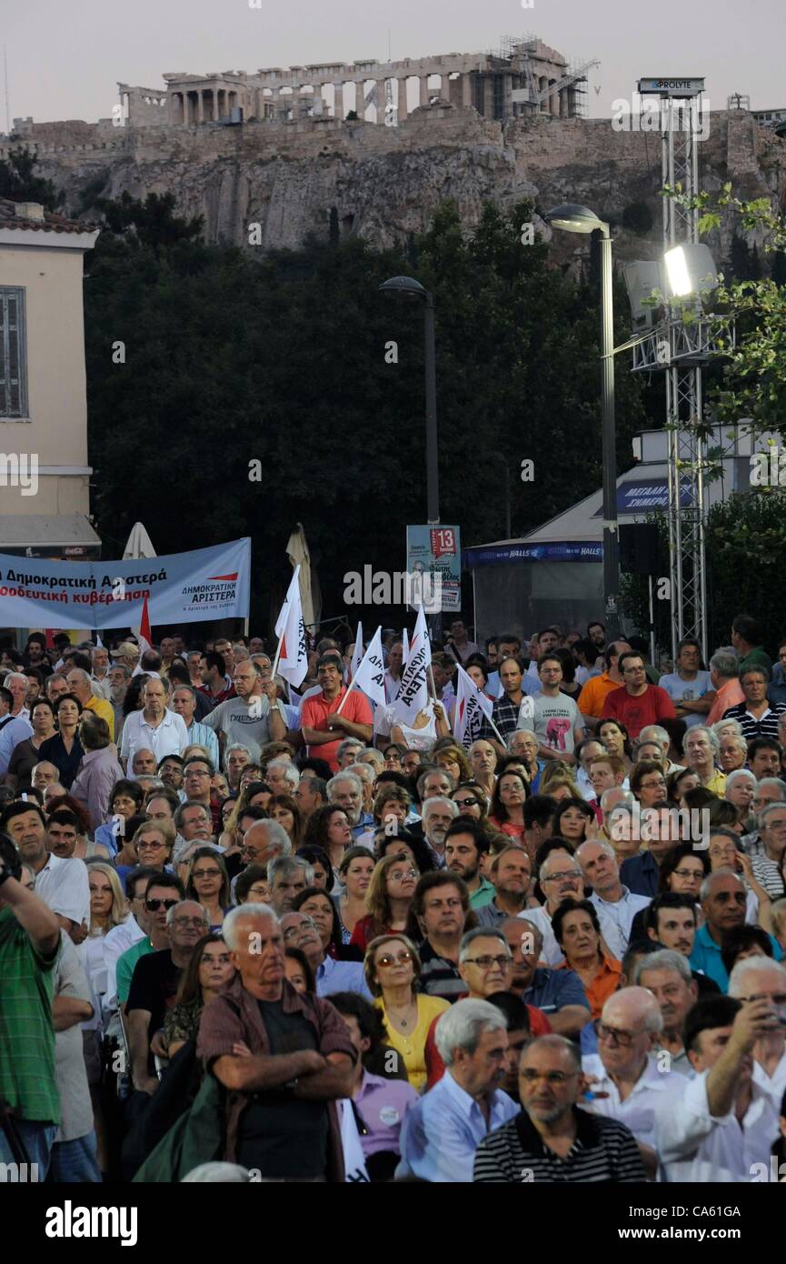 13. Juni 2012. Zentrum von Athen, Griechenland. Präsident der demokratischen Linken, Fotis Kouvelis, befasst sich mit die Masse in Athen, unterhalb der Akropolis. Er will in der Eurozone bleiben aber die Bedingungen des griechischen Rettungspaket zu ändern. Stockfoto