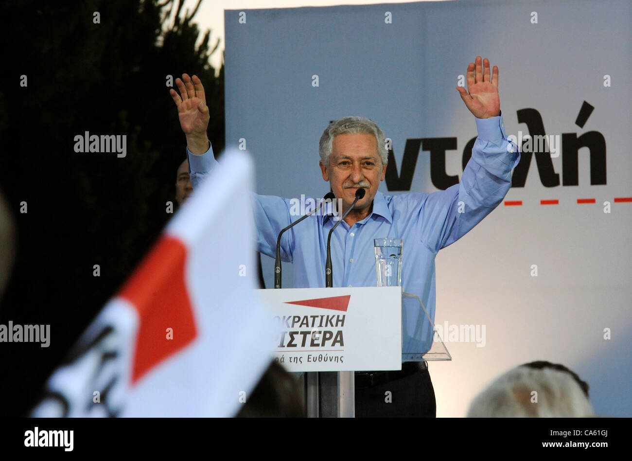 13. Juni 2012. Zentrum von Athen, Griechenland. Präsident der demokratischen Linken, Fotis Kouvelis, befasst sich mit die Masse in Athen, unterhalb der Akropolis. Er will in der Eurozone bleiben aber die Bedingungen des griechischen Rettungspaket zu ändern. Stockfoto