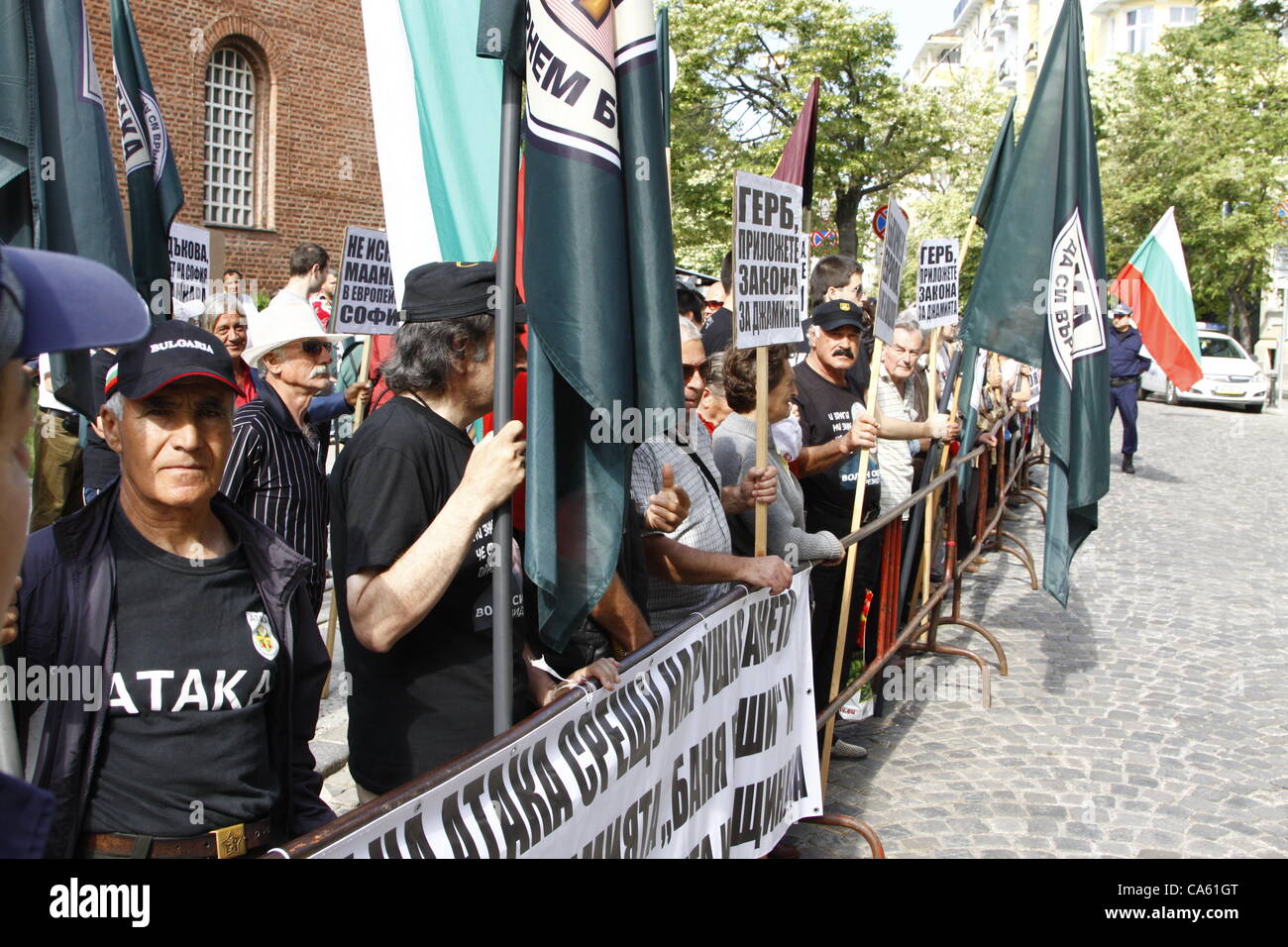 Etwa hundert Anhänger der Bulgariens ultrarechten Partei ATAKA (Angriff) Rallye gegen "zu laut" fordert, dass Gebete von Sofias Banya Bashi-Moschee und andere "Privilegien" der islamischen Gemeinde in Bulgarien. Sofia, Bulgarien, 14.06.2012 Stockfoto