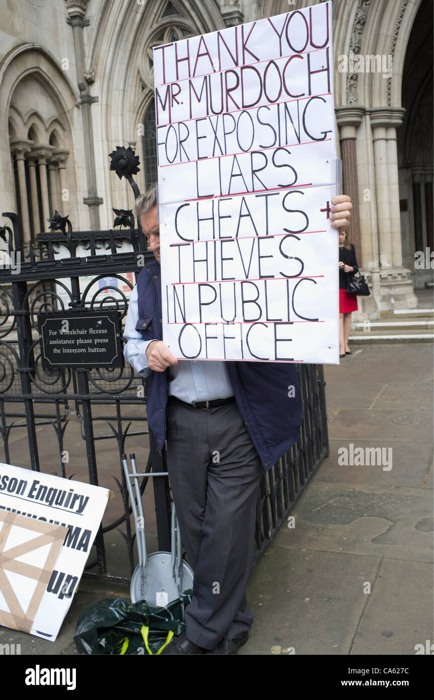 14. Juni 2012, London UK.  Demonstrant außerhalb der Royal Courts of Justice am Tag Premierminister David Cameron zeugt bei der Leveson Untersuchung Pressestandards und Ethik. Stockfoto