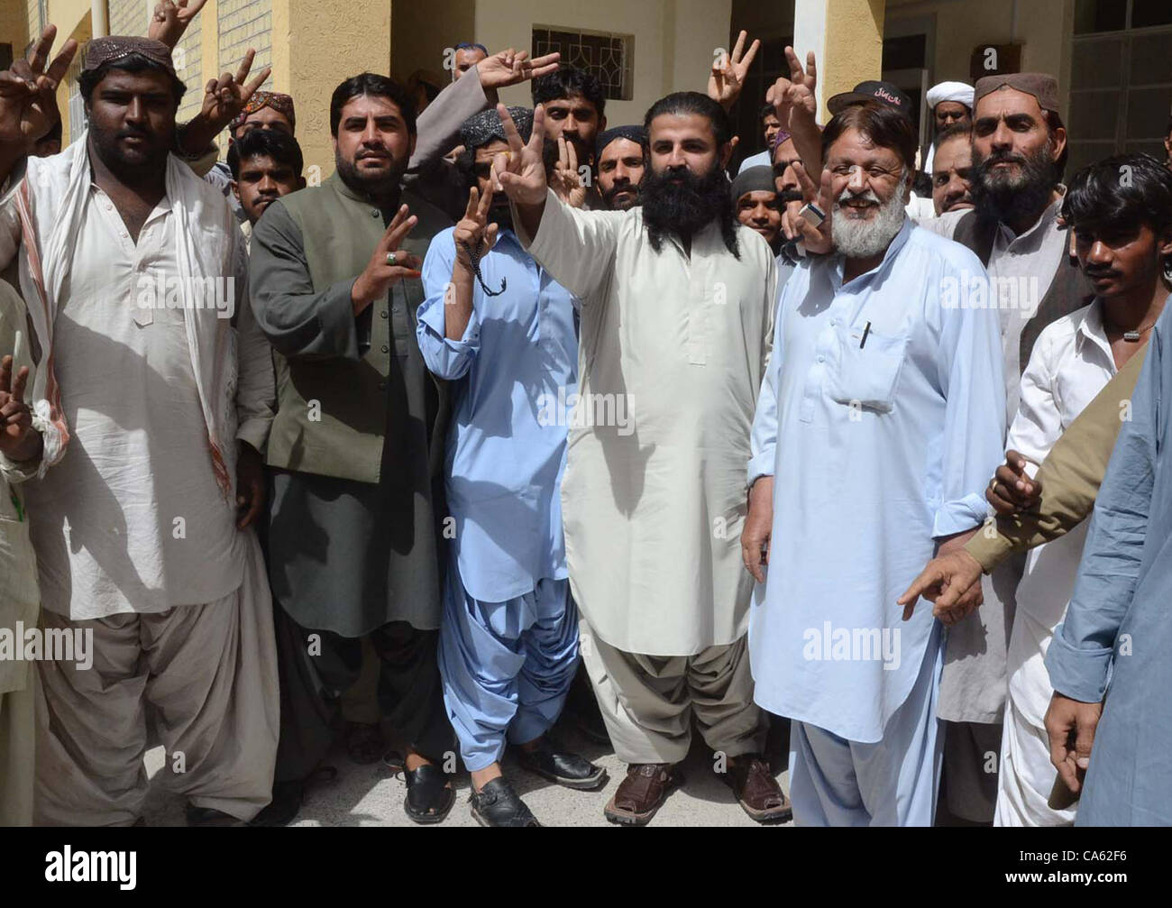 Präsident Jamhoori Watan Partei Baluchistan Nawabzada Shahzain Bugti zeigt ein Victory-Zeichen für den Menschen versammelten sich vor der Sitzung Gericht am Donnerstag in Quetta 14. Juni 2012 Stockfoto