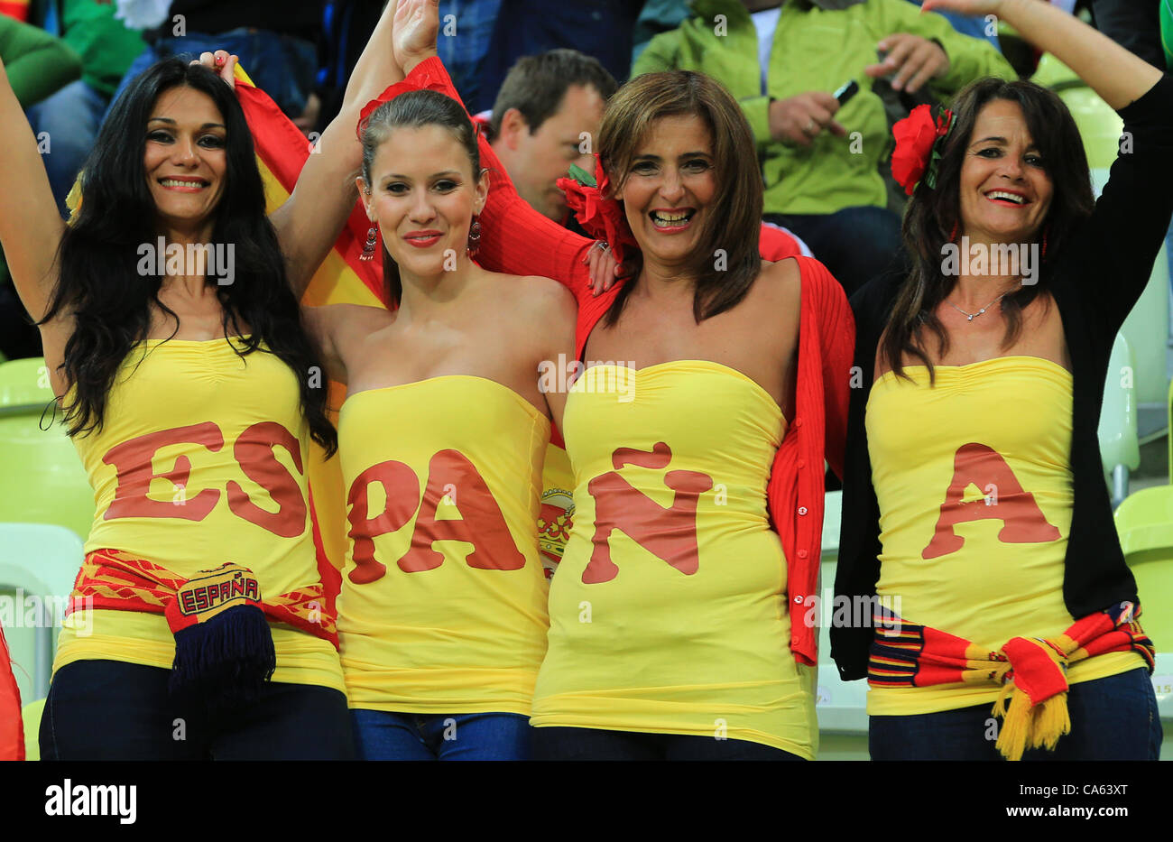 14.06.2012, Danzig, Polen. Weiblichen spanischen Fans Jubel auf den Rängen vor der UEFA EURO 2012-Gruppe C Fußball Spiel Spanien Vs Irland im Arena Gdansk in Danzig, Polen, 14. Juni 2012. Stockfoto