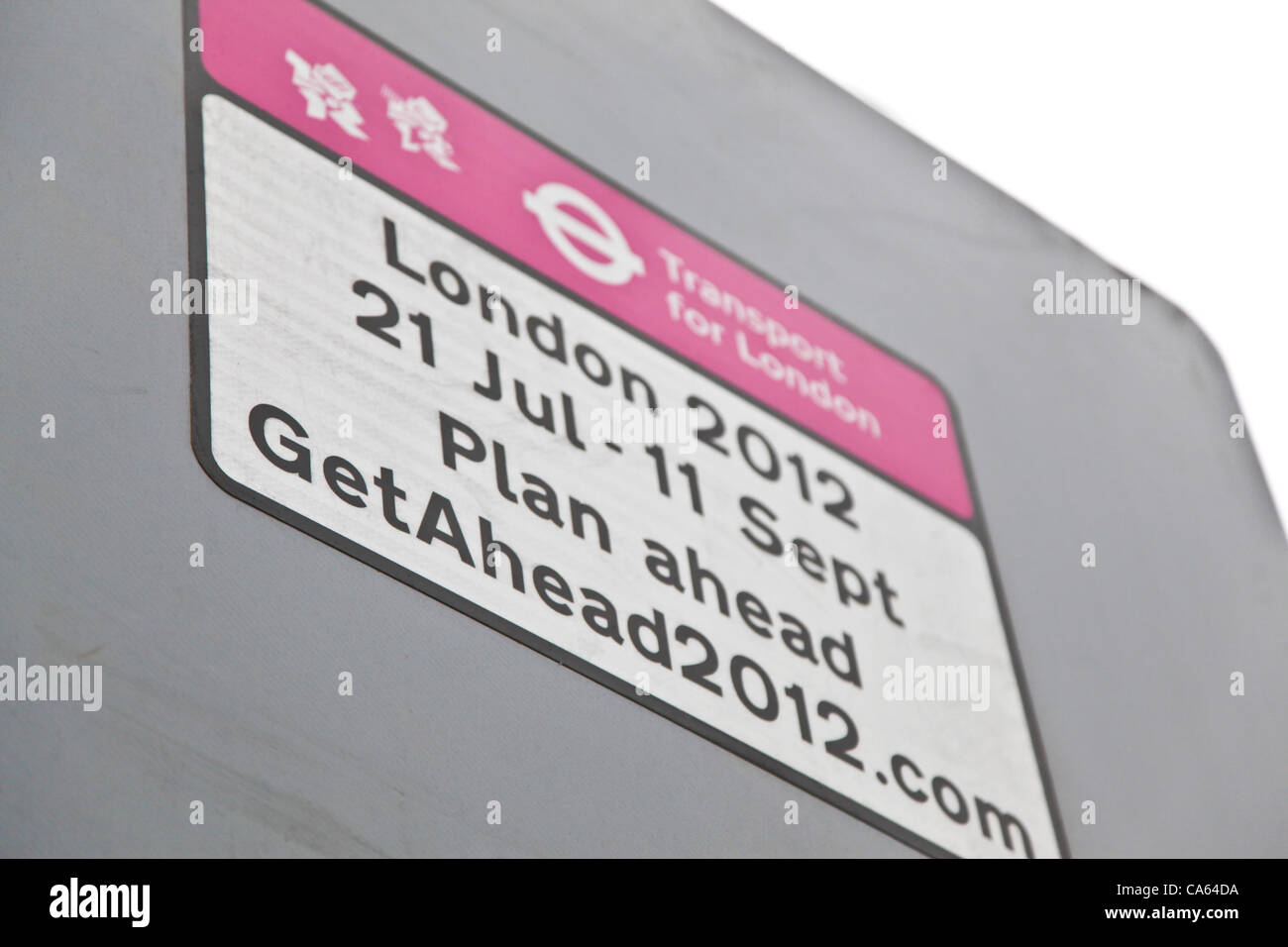 London, UK. 14. Juni 2012 haben Verkehrszeichen, die im Zusammenhang mit den Olympischen Streckennetz in der Londoner Innenstadt aufgestellt. Sie angeblich sagen die Termine für mögliche Störungen des Straßennetzes und geben Sie auch die Website-Adresse getahead2012.com Stockfoto