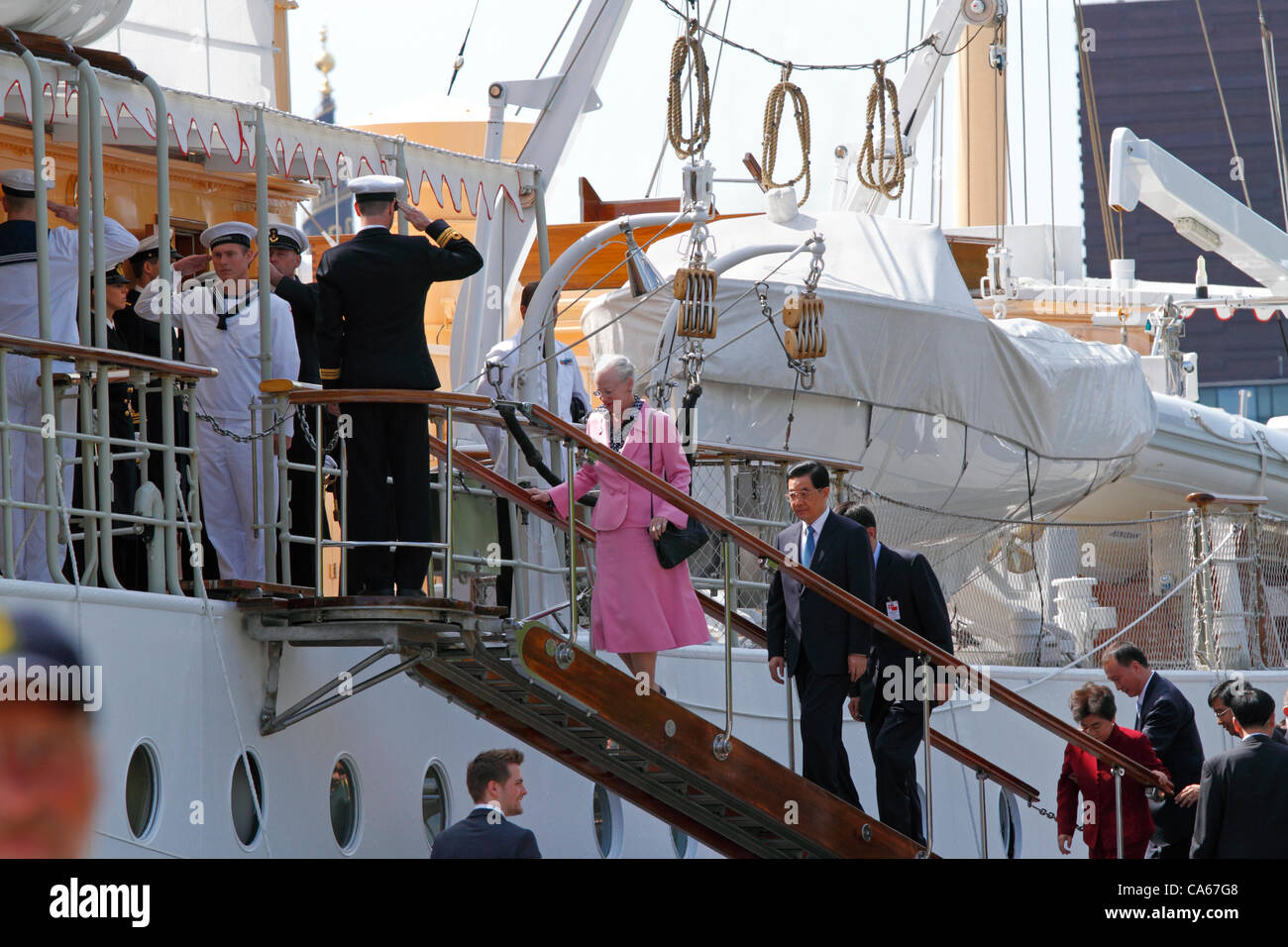 Juni Freitag 15, 2012 - Besuch Königin Margrethe II. von Dänemark und des chinesischen Präsidenten Hu Jintao und seine Frau besteigen die königliche dänische Yacht HDMY Dannebrog am Amaliehaven nahe dem Schloss Amalienborg im Hafen von Kopenhagen für eine kurze geführte Rundfahrt im Hafen auf der offiziellen Dänemark. Stockfoto