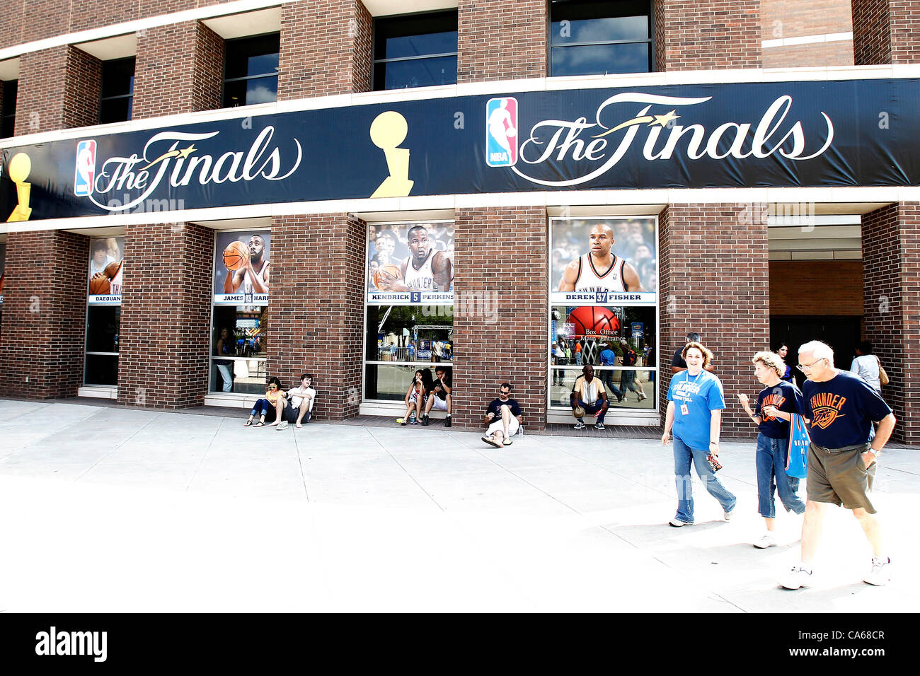 14.06.2012. Oklahoma, USA.  Fans kommen in der Arena vor Spiel 2 - Wärme bei Donner - von der 2012-NBA-Finals in der Chesapeake Energy Arena, Oklahoma City, Oklahoma, USA. Stockfoto