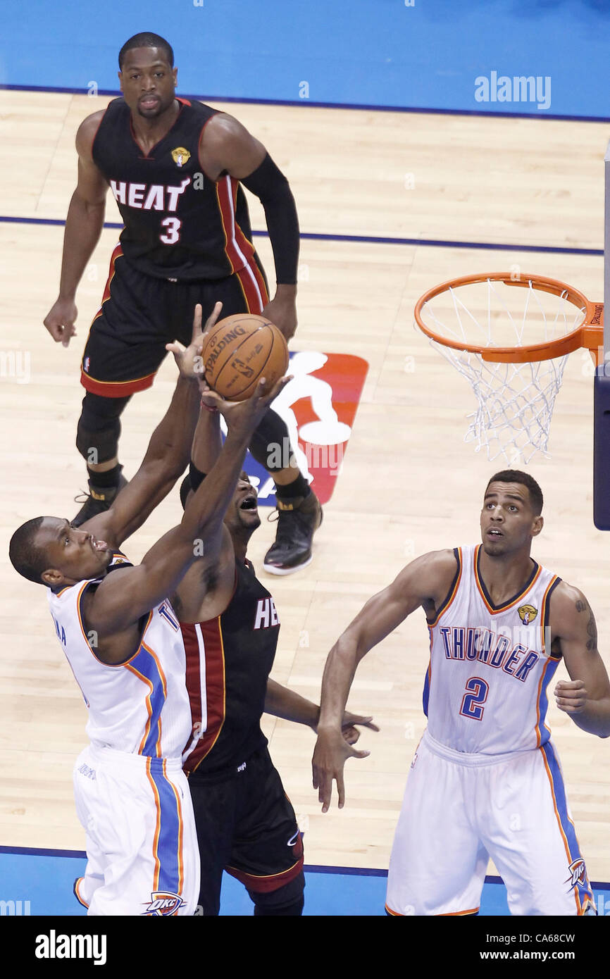14.06.2012. Oklahoma, USA.  Oklahoma City Thunder Power forward Serge Ibaka (9) für die Erholung mit Miami Heat Power Forward Chris Bosh (1) während der Miami Heat-100-96-Sieg über den Oklahoma City Thunder, in Spiel 2 der 2012-NBA-Finals in der Chesapeake Energy Arena, Oklahoma City, Okla MIAS Stockfoto