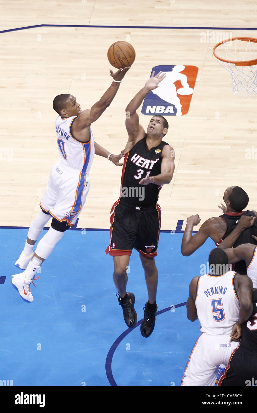 14.06.2012. Oklahoma, USA.  Oklahoma City Thunder Point Guard Russell Westbrook (0) geht für die Layup über Miami Heat kleine vorwärts Shane Battier (31) bei den Miami Heat 100-96-Sieg über den Oklahoma City Thunder, in Spiel 2 der 2012-NBA-Finals in der Chesapeake Energy Arena, Oklahoma City Stockfoto