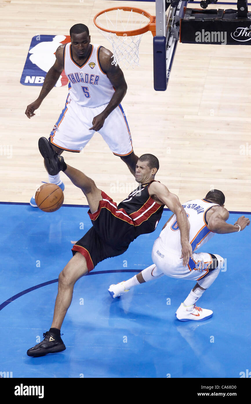 14.06.2012. Oklahoma, USA.  Miami Heat kleine vorwärts Shane Battier (31) fällt auf den Oklahoma City Thunder Point Guard Russell Westbrook (0) bei den Miami Heat 100-96-Sieg über den Oklahoma City Thunder, in Spiel 2 der 2012-NBA-Finals in der Chesapeake Energy Arena, Oklahoma City, Oklahoma, USA Stockfoto