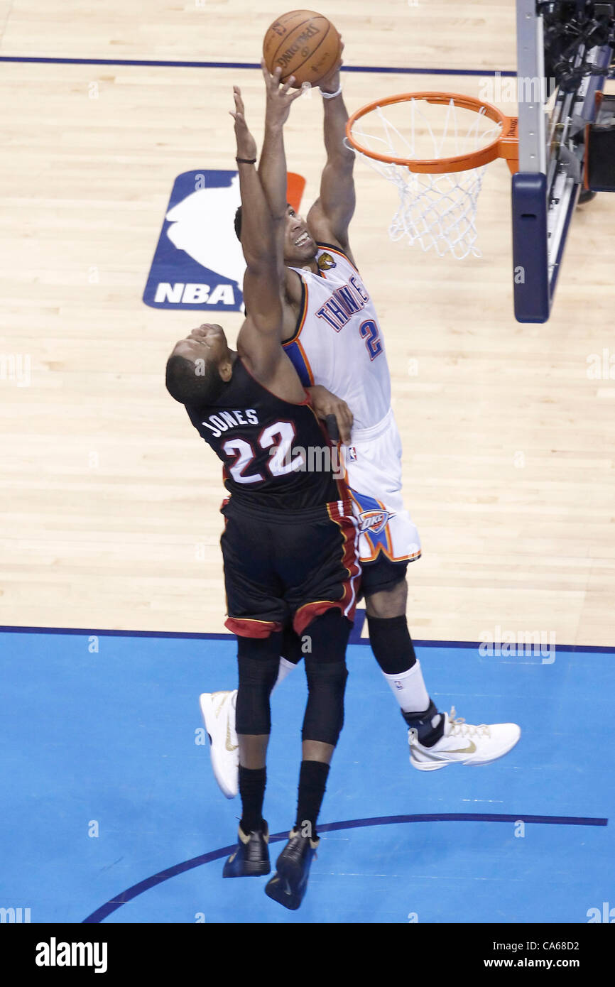 14.06.2012. Oklahoma, USA.  Oklahoma City Thunder shooting Guard geht Thabo Sefolosha (2) für die Dunk über Miami Heat kleine vorwärts James Jones (22) bei den Miami Heat 100-96-Sieg über den Oklahoma City Thunder, in Spiel 2 der 2012-NBA-Finals in der Chesapeake Energy Arena, Oklahoma City, Stockfoto