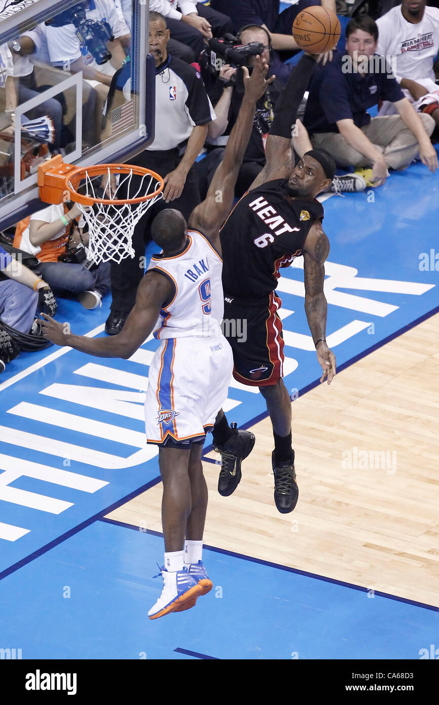 14.06.2012. Oklahoma, USA.  Miami Heat geht kleine forward LeBron James (6) für die Dunk über Oklahoma City Thunder power forward Serge Ibaka (9) bei den Miami Heat 100-96-Sieg über den Oklahoma City Thunder, in Spiel 2 der 2012 NBA Finals, an der Chesapeake Energy Arena, Oklahoma City, Oklah Stockfoto