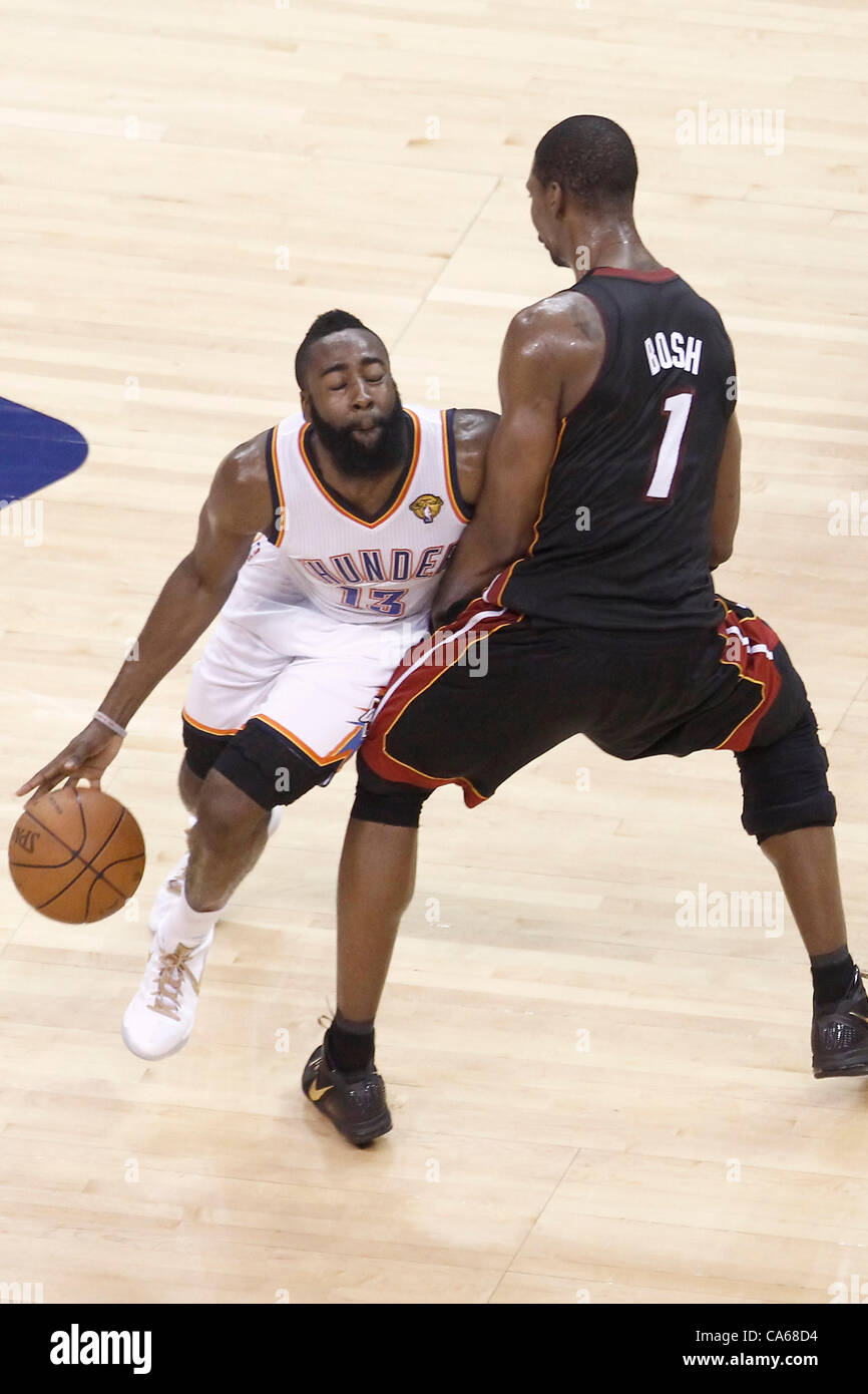 14.06.2012. Oklahoma, USA.  Oklahoma City Thunder Guard James Harden (13) ist von Miami Heat Power Forwards Chris Bosh (1) bei den Miami Heat 100-96-Sieg über den Oklahoma City Thunder, in Spiel 2 der 2012-NBA-Finals in der Chesapeake Energy Arena, Oklahoma City, Oklahoma, USA gefoult. Stockfoto