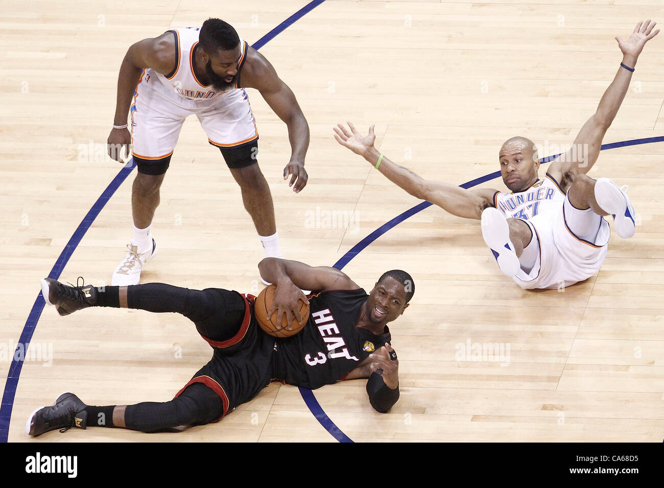 14.06.2012. Oklahoma, USA.  Oklahoma City Thunder Point guard Derek Fisher (37) und Miami Heat shooting Guard Dwyane Wade (3) reagieren auf einen Anruf bei den Miami Heat 100-96-Sieg über den Oklahoma City Thunder, in Spiel 2 der 2012-NBA-Finals in der Chesapeake Energy Arena, Oklahoma City, Oklahoma, USA Stockfoto