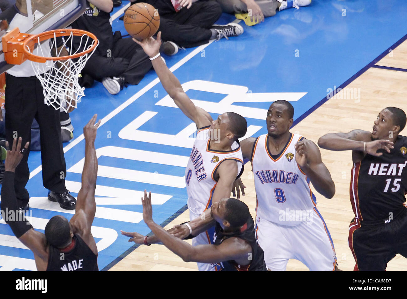 14.06.2012. Oklahoma, USA.  Oklahoma City Thunder Point Guard Russell Westbrook (0) gilt für den Layup im Verkehr bei den Miami Heat 100-96-Sieg über den Oklahoma City Thunder, in Spiel 2 der 2012-NBA-Finals in der Chesapeake Energy Arena, Oklahoma City, Oklahoma, USA. Stockfoto
