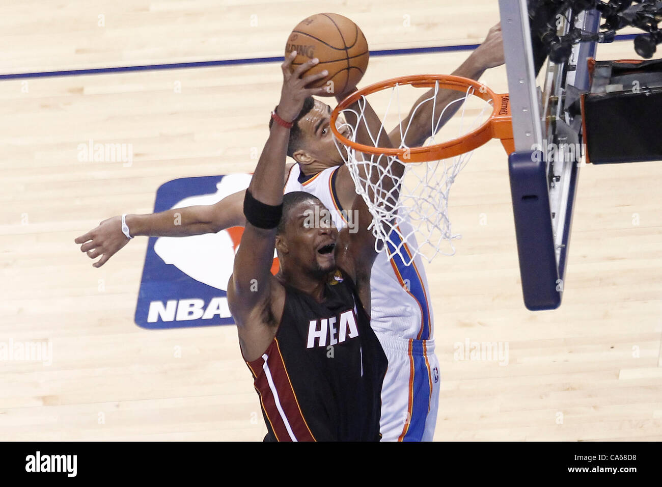 14.06.2012. Oklahoma, USA.  Miami Heat Power Forwards Chris Bosh (1) tunkt dem Ball vorbei an Oklahoma City Thunder shooting Guard Thabo Sefolosha (2) bei den Miami Heat 100-96-Sieg über den Oklahoma City Thunder, in Spiel 2 der 2012 NBA Finals, an der Chesapeake Energy Arena, Oklahoma City, Oklah Stockfoto