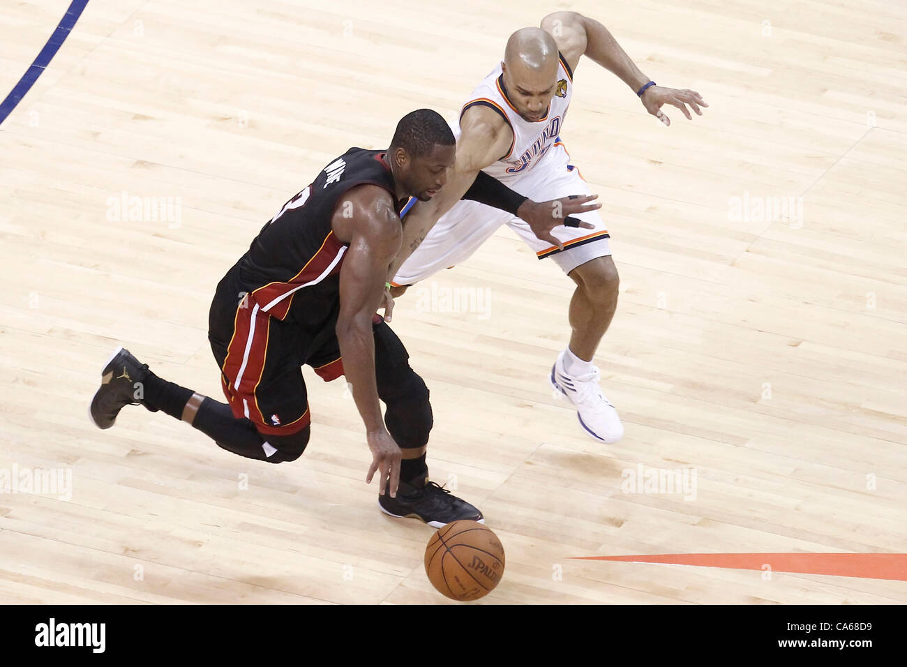 14.06.2012. Oklahoma, USA.  Oklahoma City Thunder Point Guard Derek Fisher (37) stiehlt den Ball aus Miami Heat shooting guard Dwyane Wade (3) bei den Miami Heat 100-96-Sieg über den Oklahoma City Thunder, in Spiel 2 der 2012 NBA Finals, an der Chesapeake Energy Arena, Oklahoma City, Oklahom Stockfoto