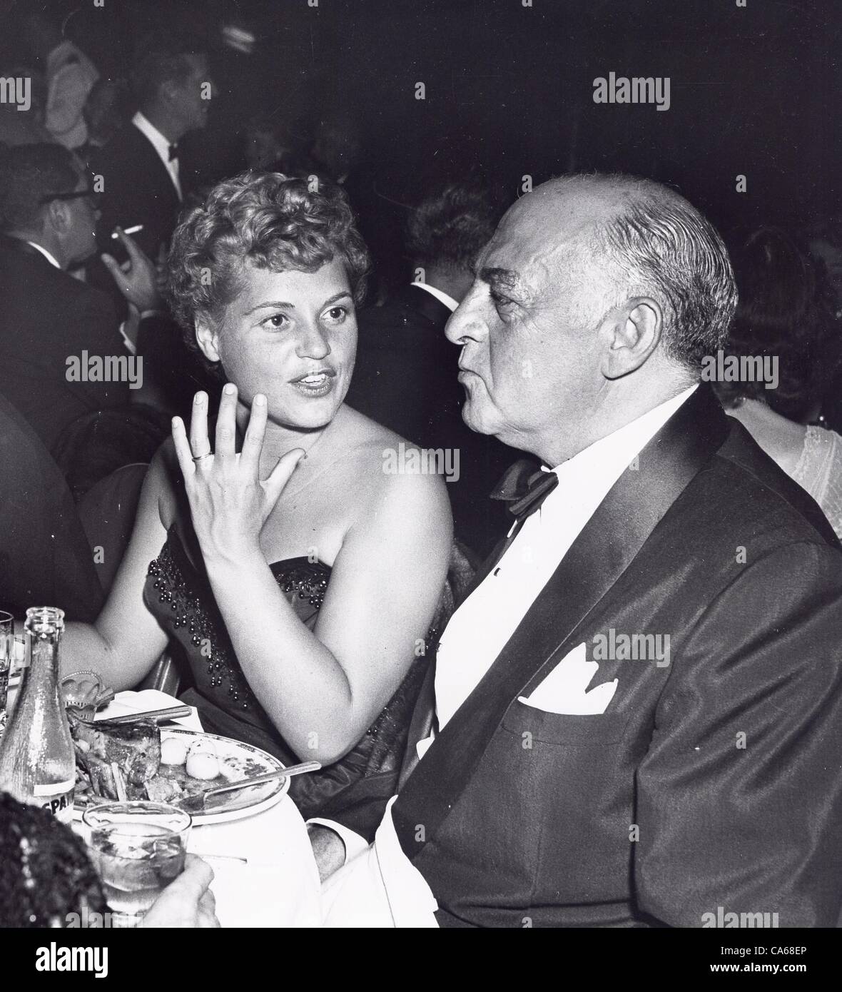 JUDY HOLLIDAY mit Harry Cohn t das besondere Abendessen für Jesse Lasky, Botschafter Hotel.Supplied von Fotos inc. (Credit-Bild: © geliefert von Globe Fotos Inc/Globe Photos/ZUMAPRESS.com) Stockfoto