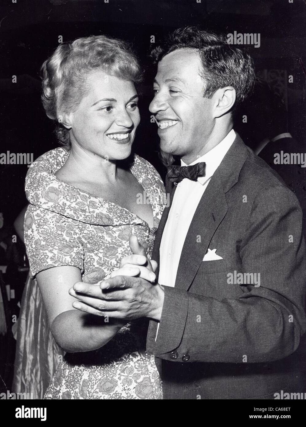 JUDY HOLLIDAY Adolph Green im Cocoanut Grove, Hollywood 1954.Supplied von Fotos inc. (Kredit-Bild: © von Globe Fotos Inc/Globe Photos/ZUMAPRESS.com geliefert) Stockfoto