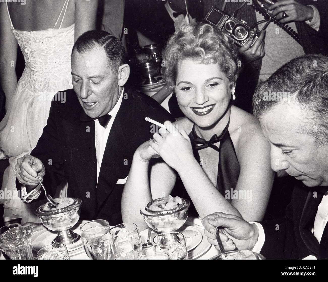 JUDY HOLLIDAY mit Agent George Rosenberg und Produzent Fred Kohlmar.Supplied von Fotos inc. (Kredit-Bild: © von Globe Fotos Inc/Globe Photos/ZUMAPRESS.com geliefert) Stockfoto