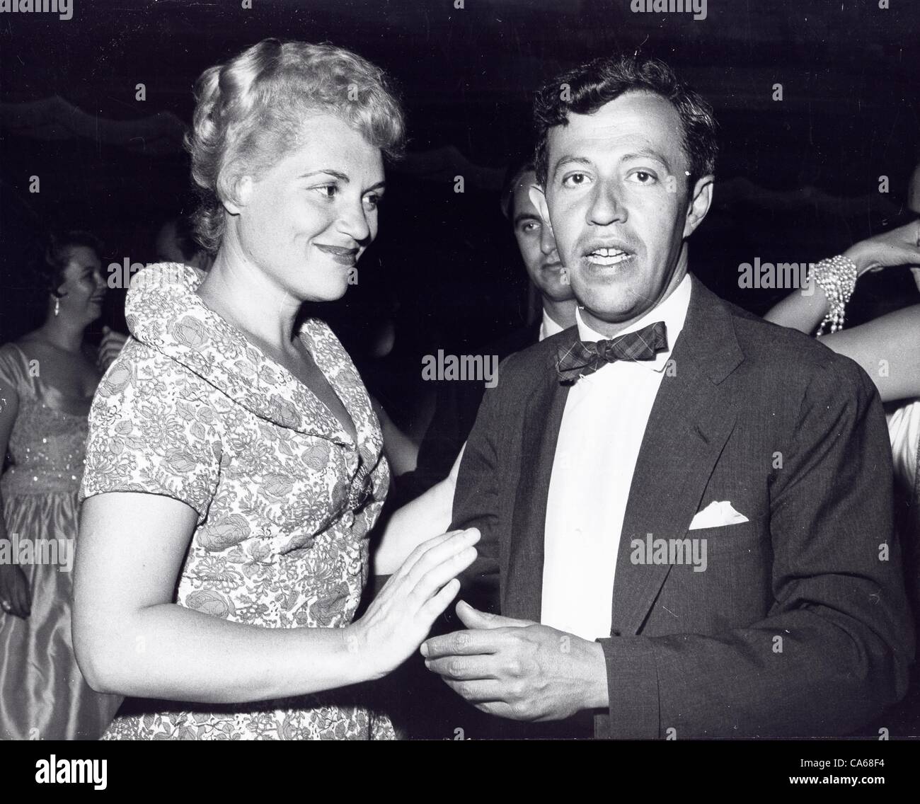 JUDY HOLLIDAY Adolph Green im Cocoanut Grove, Hollywood 1954.Supplied von Fotos inc. (Kredit-Bild: © von Globe Fotos Inc/Globe Photos/ZUMAPRESS.com geliefert) Stockfoto