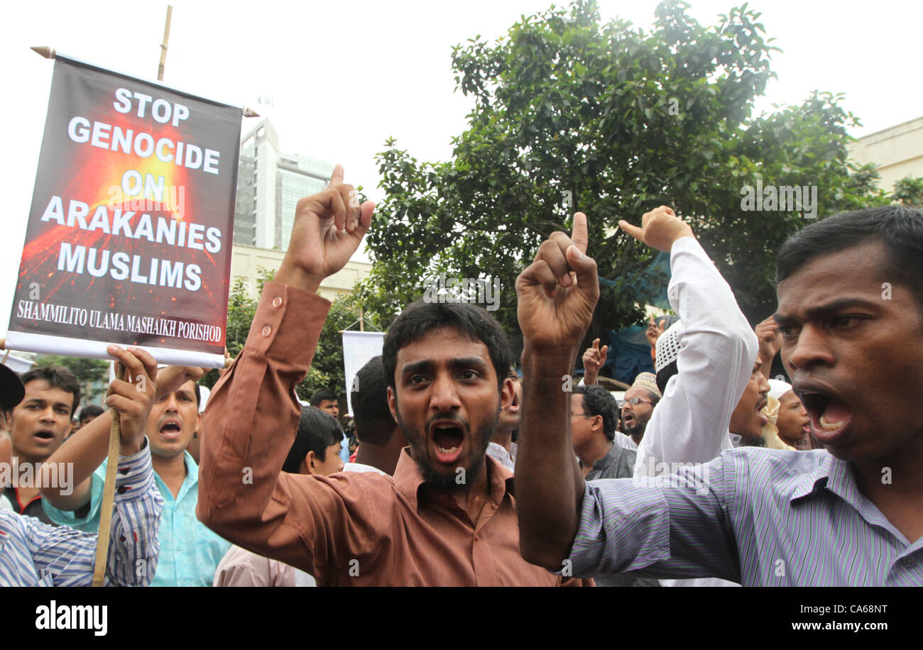 15. Juni 2012 - Dhaka, Bangladesch - eine Gruppe aus einem Bangladeshi islamische Organisation halten eine Protestkundgebung von Baitul Mukarram Moschee nach dem Freitagsgebet und schreien Parolen Ende religiöser Gewalt in Myanmar zu anspruchsvoll, denn sie Sie eine Protestkundgebung in Dhaka, Bangladesch nehmen. Der Konflikt Lochfraß et Stockfoto