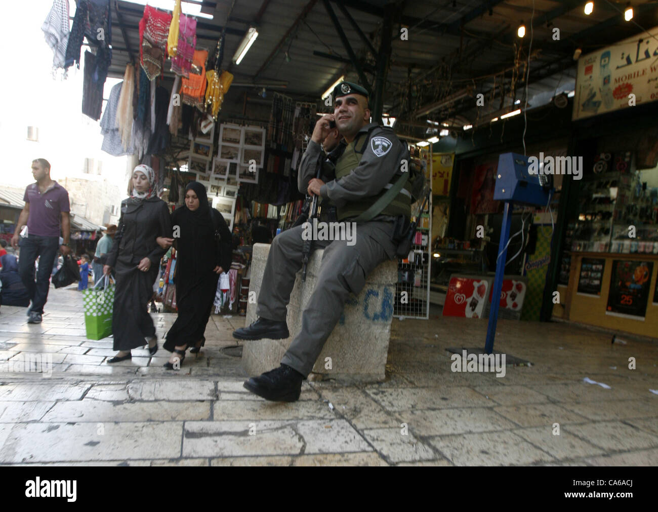 13. Juni 2012 - Jerusalem, Jerusalem, Palästina - israelischer Soldat befindet sich am Markt in der Altstadt von Jerusalem am 13. Juni 2012.  FIFA-Präsident Sepp Blatter äußerte Besorgnis über Berichte, dass mehrere palästinensische Spieler illegal in Israel festgehalten wurden (Credit-Bild: © M Stockfoto