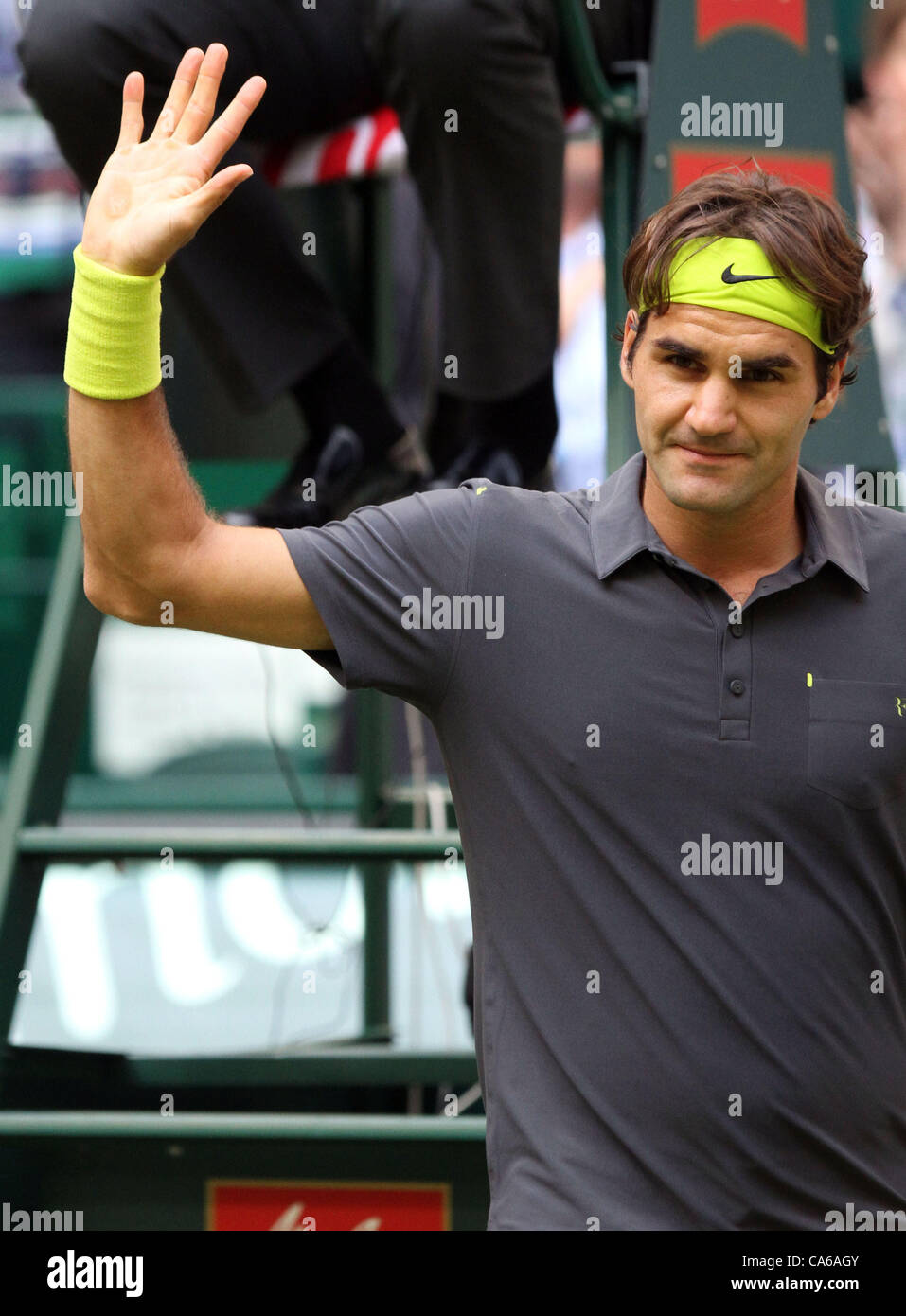15.06.2012. Halle, Deutschland. Schweizer Roger Federer erhebt seine Hand nach seinem Sieg über Kanadas Raonic beim ATP-Tennisturnier in Halle (Westfalen), Deutschland, 15. Juni 2012. Stockfoto