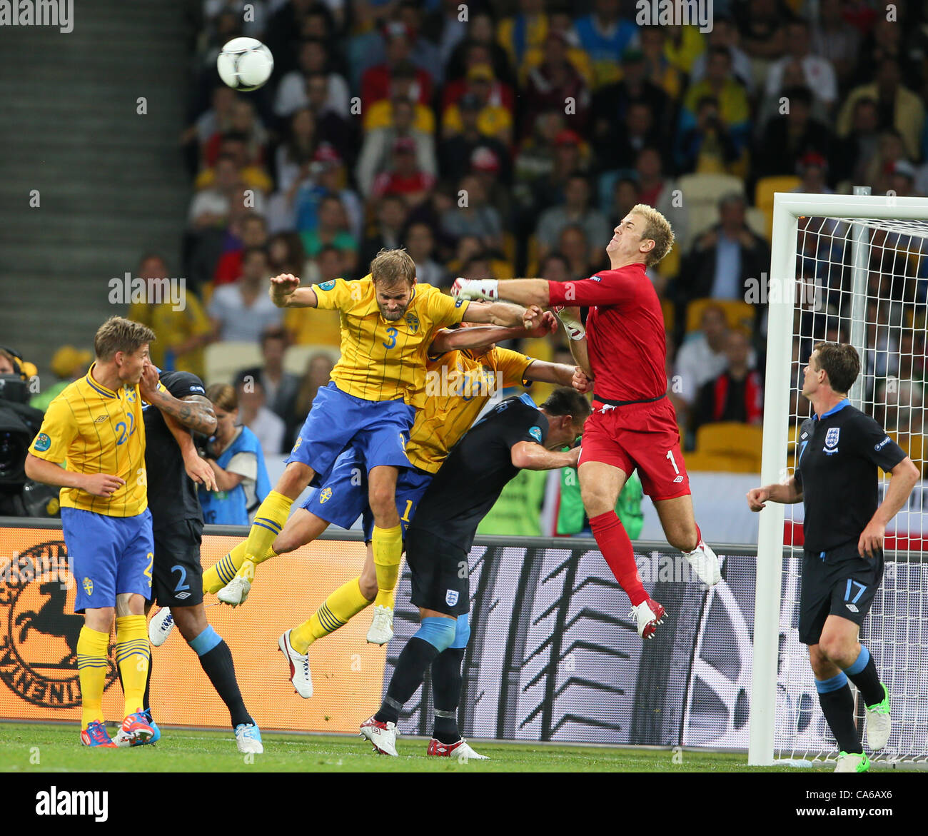 OLOF MELLBERG JONAS OLSSON J SWEDEN V ENGLAND EURO 2012 Olympiastadion Charkow UKRAINE UKRAINE 15. Juni 2012 Stockfoto