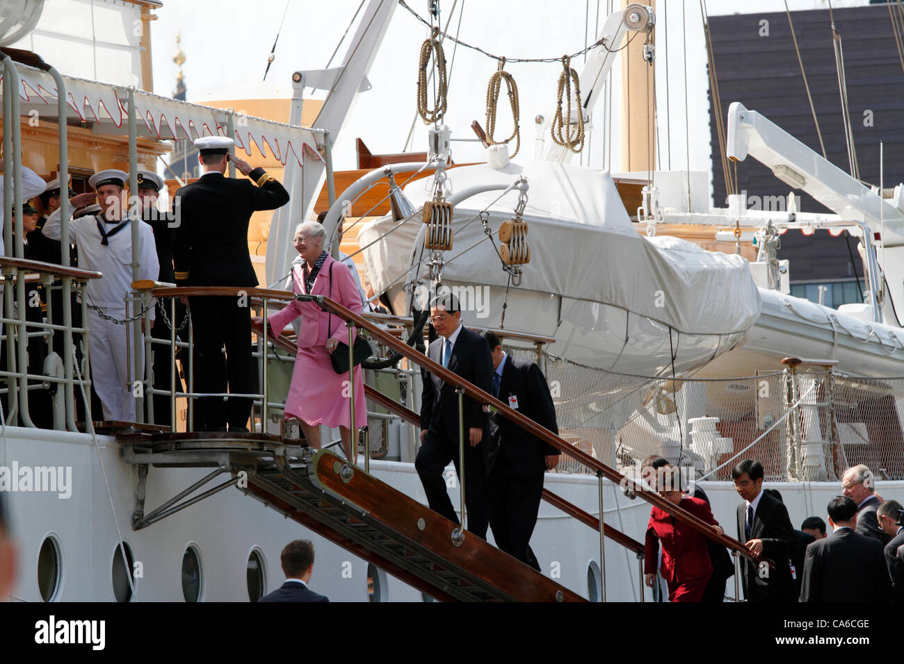 Juni Freitag 15, 2012 - Besuch Königin Margrethe II. von Dänemark und des chinesischen Präsidenten Hu Jintao und seine Frau besteigen die königliche dänische Yacht HDMY Dannebrog am Amaliehaven nahe dem Schloss Amalienborg im Hafen von Kopenhagen für eine kurze geführte Rundfahrt im Hafen auf der offiziellen Dänemark. Stockfoto