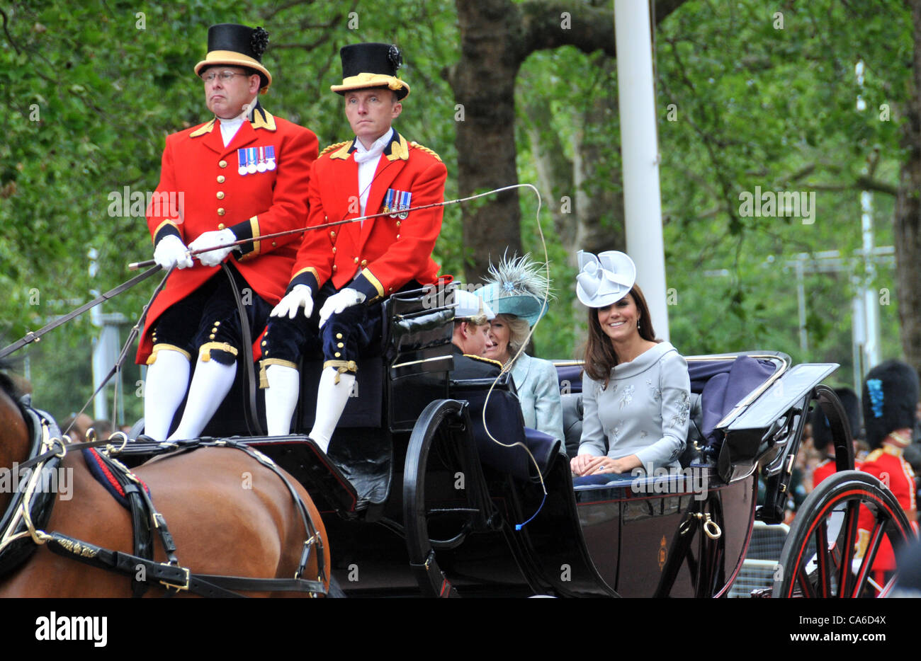 Die Mall, London, UK. 16. Juni 2012. Catherine Herzogin von Cambridge, Prinz Harry und Camilla Herzogin von Cornwall fahren über The Mall in Richtung Horse Guards Parade Trooping die Farbe. Stockfoto