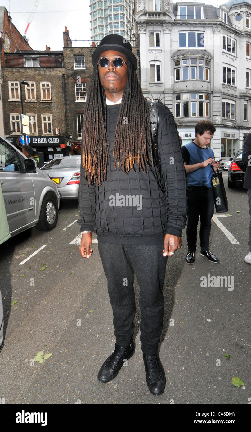 Endell Street, Covent Garden, London, UK. 16. Juni 2012. Eine modische Mann, die Teilnahme an der Modenschau im Endell Street Teil der Londoner Sammlungen: Männer, die britische Männer-Mode-Designer zu fördern ist. Stockfoto