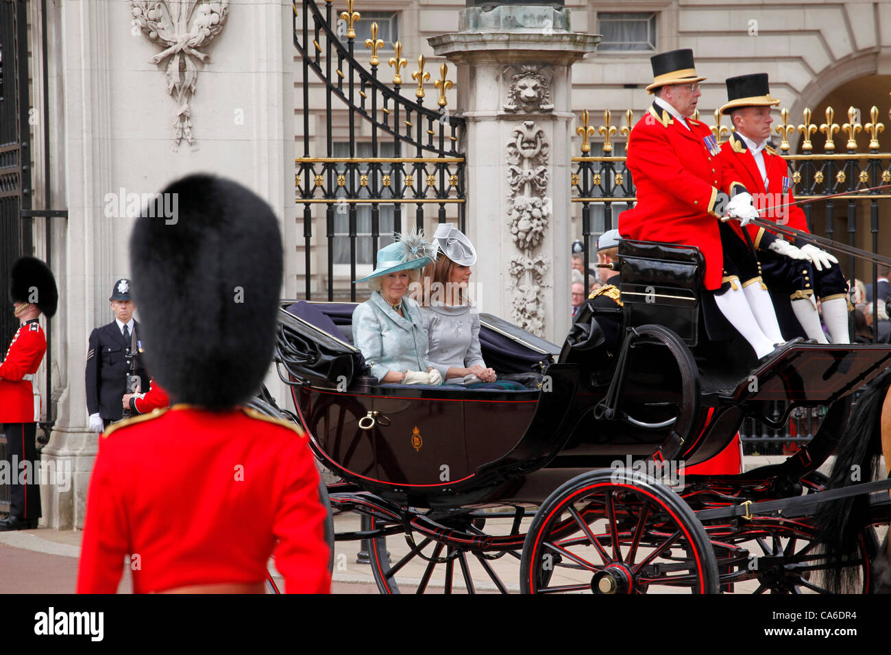 London, UK. 16. Juni 2012. Camilla Parker Bowles Herzogin von Cornwall und Kate Middleton Herzogin von Cambridge verlassen Buckingham Palace in königliche Kutsche für die Zeremonie der Trooping die Farbe Juni 2012 Stockfoto