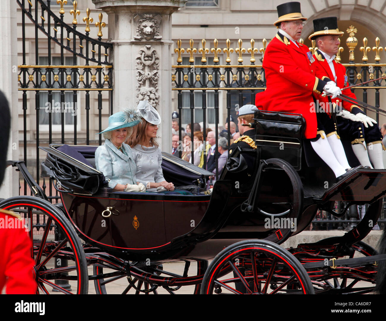 London, UK. 16. Juni 2012. Camilla Parker Bowles Herzogin von Cornwall und Kate Middleton Herzogin von Cambridge verlassen Buckingham Palace in königliche Kutsche für die Zeremonie der Trooping die Farbe Juni 2012 Stockfoto