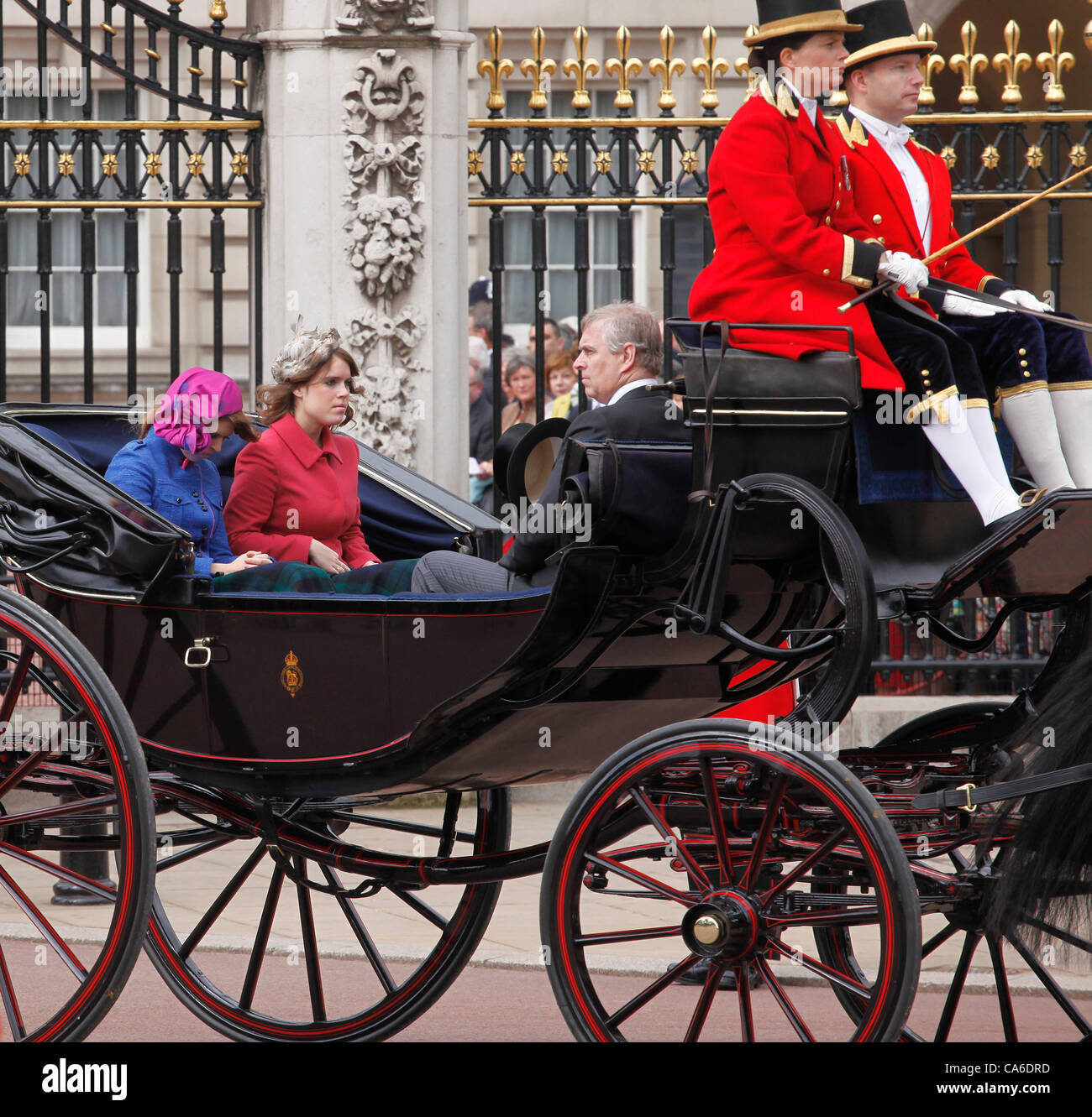 London, UK. 16. Juni 2012. Prinz Andrew Duke of York mit Töchtern Prinzessin Eugenie und Prinzessin Beatrice verlassen Buckingham Palace in königliche Kutsche für die Zeremonie der Trooping die Farbe Juni 2012 Stockfoto