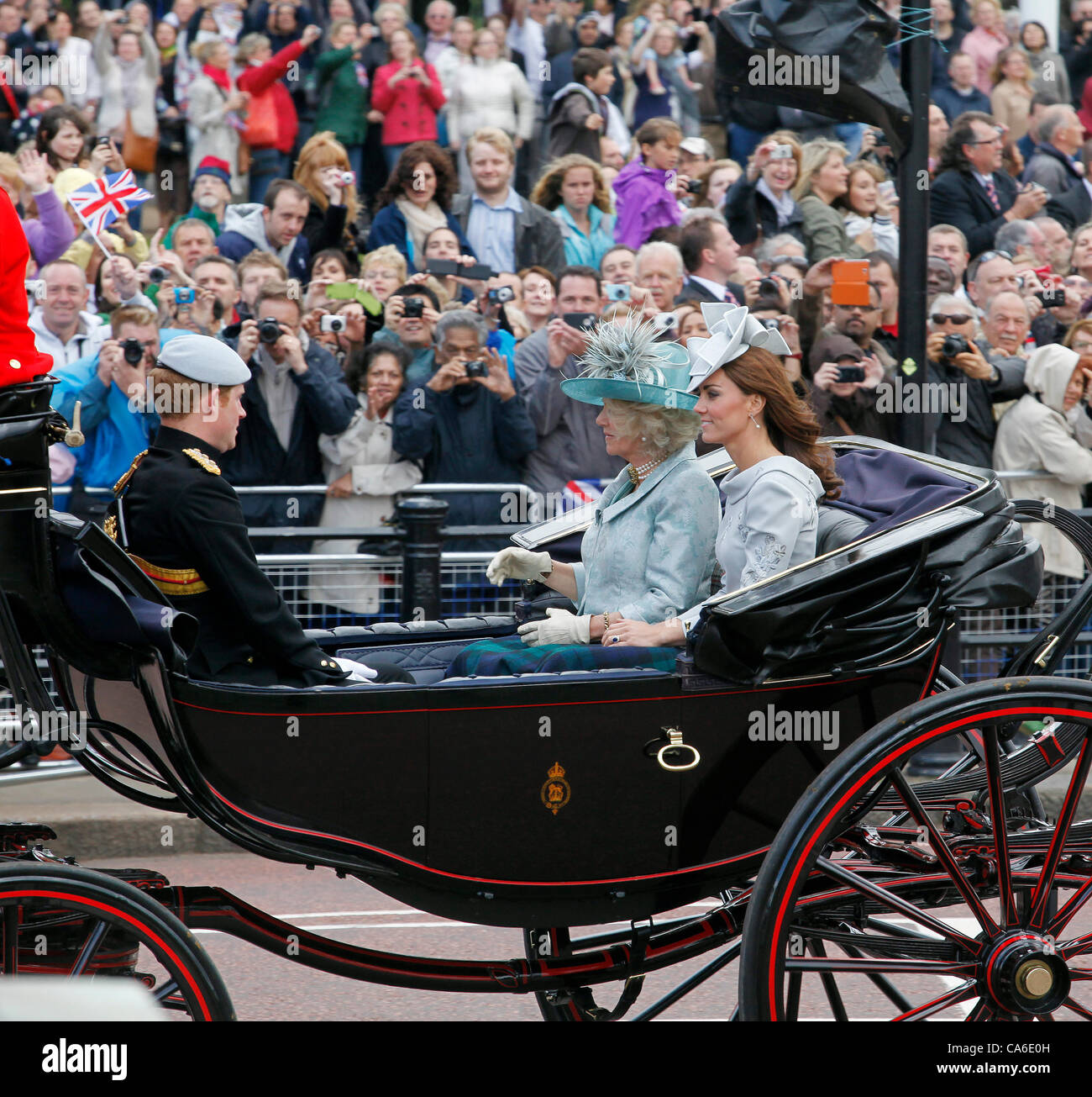Camilla Parker Bowles Herzogin von Cornwall und Kate Middleton Herzogin von Cambridge mit Prinz Harry zurück zum Buckingham Palace in royal Coach für die Zeremonie der Trooping die Farbe Juni 2012 Stockfoto