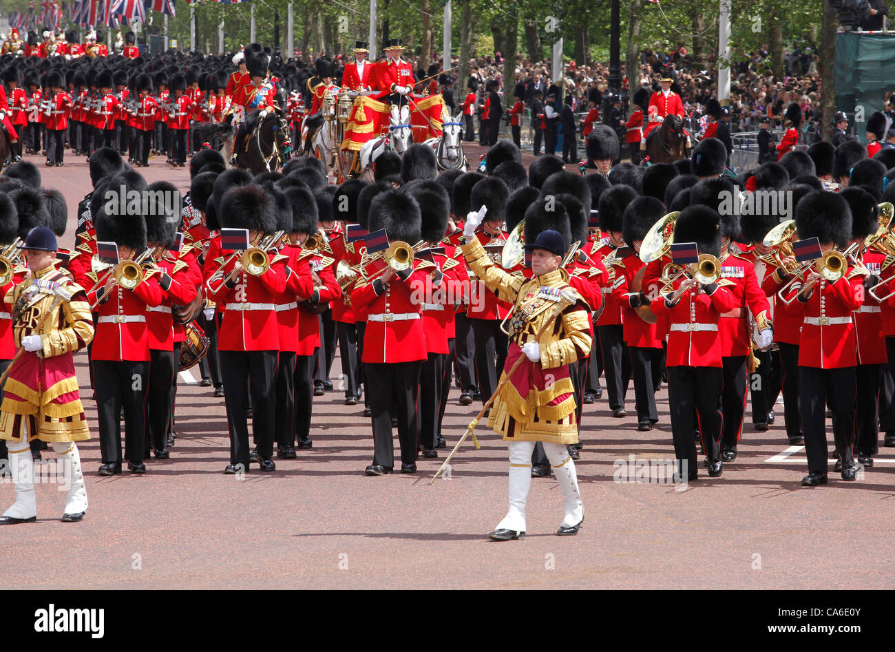 Königliche Prozession kehrt zum Buckingham Palace von der Zeremonie Trooping die Farbe Stockfoto