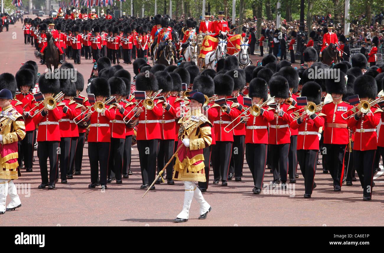 Königliche Prozession kehrt zum Buckingham Palace von der Zeremonie Trooping die Farbe Stockfoto