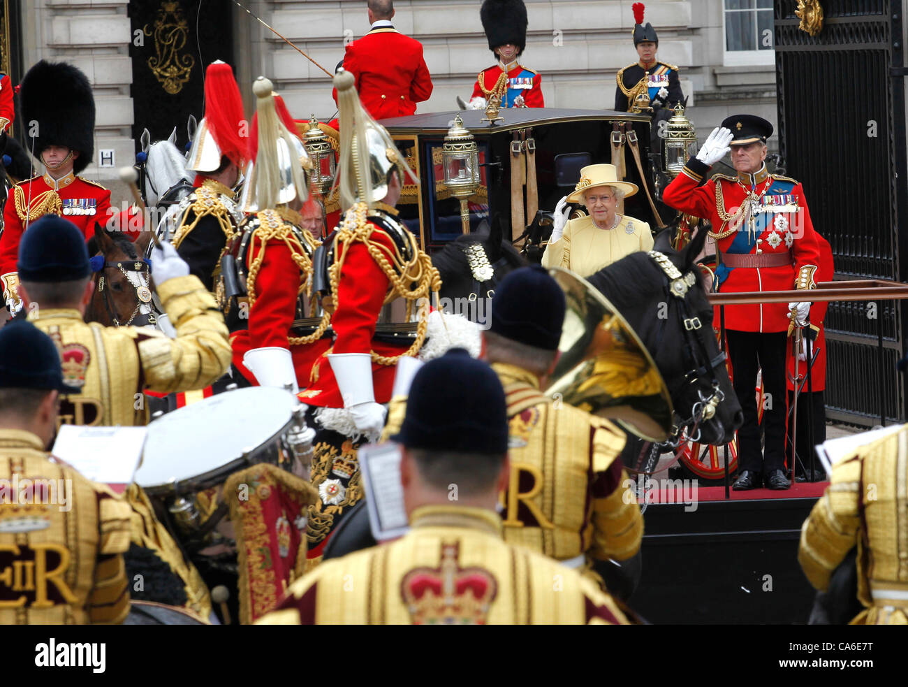 Königin Elizabeth II und Prinz Philip unter Salute im Buckingham Palace auf der Trooping die Farbe Zeremonie Juni 2012 Stockfoto
