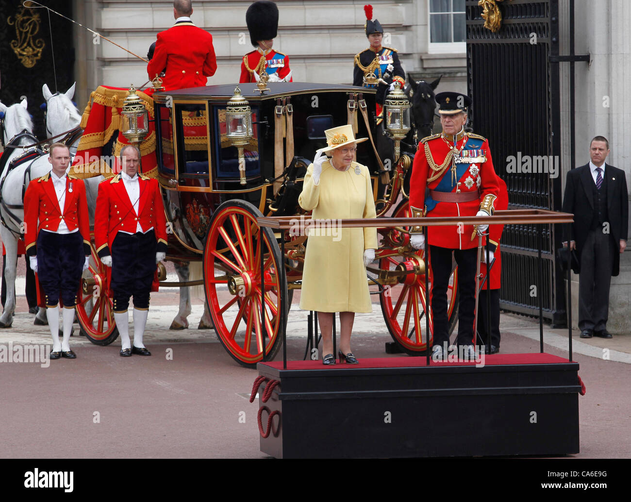 Königin Elizabeth II und Prinz Philip Herzog von Edinburgh im Buckingham Palace auf der Trooping die Farbe Zeremonie Juni 2012 Stockfoto