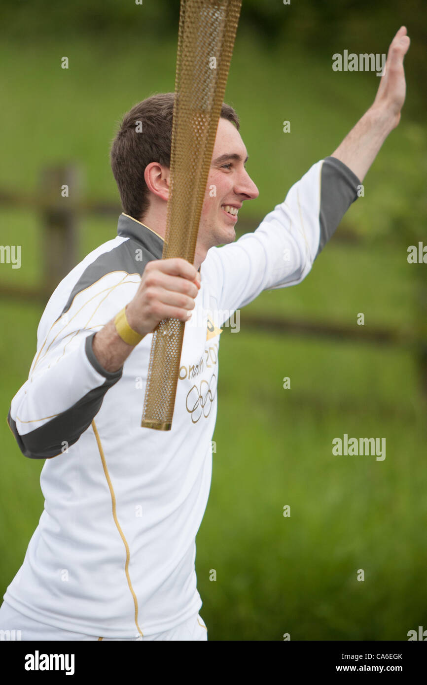 Jonathan Foster, Student der Durham, Teilnahme an der 2012 Olympischen Fackellauf in Consett, County Durham am 16. Juni. Stockfoto