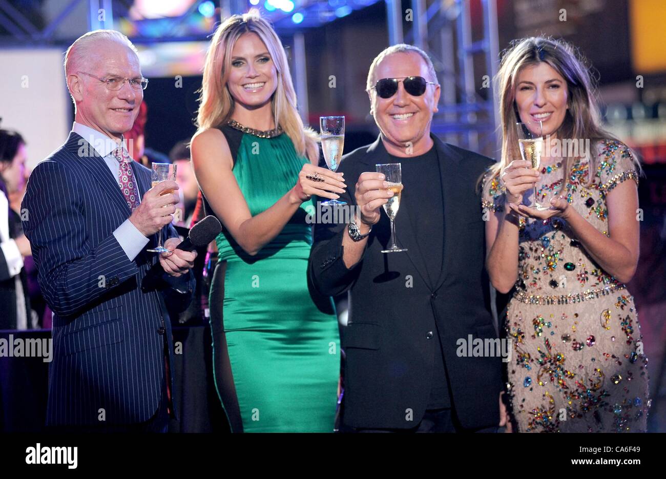 Tim Gunn, Heidi Klum, Michael Kors, Nina Garcia in Anwesenheit für PROJECT RUNWAY 10. Jahrestag Runway Show, Times Square, New York, NY 15. Juni 2012. Foto von: Kristin Callahan/Everett Collection Stockfoto